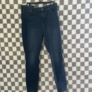 Signature Levi’s high rise skinny size medium